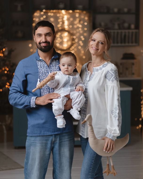 Віталій Козловський з дружиною та сином / © instagram.com/yuliabakumenko