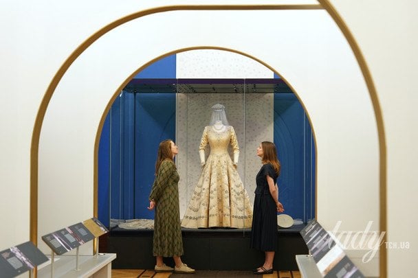 Виставка «Королева Єлизавета II: Її стильне життя» у Лондоні / © Associated Press