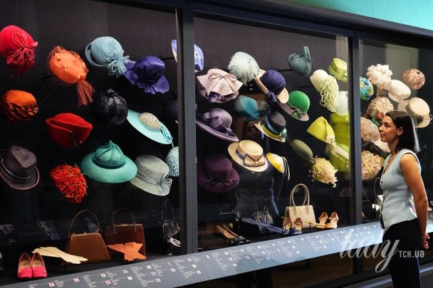 Виставка «Королева Єлизавета II: Її стильне життя» у Лондоні / © Associated Press