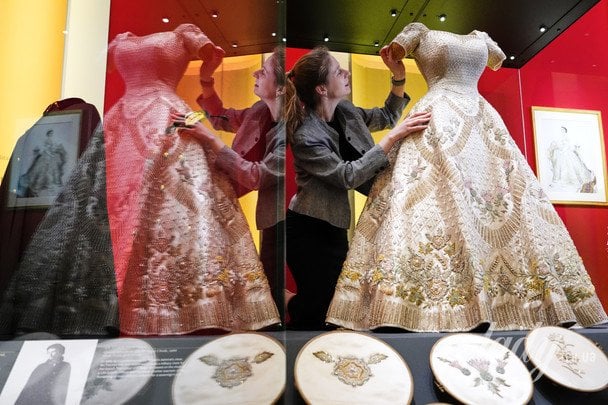 Виставка «Королева Єлизавета II: Її стильне життя» у Лондоні / © Associated Press