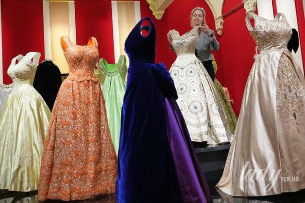 Виставка «Королева Єлизавета II: Її стильне життя» у Лондоні / © Associated Press