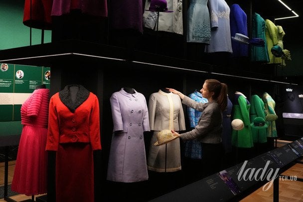 Виставка «Королева Єлизавета II: Її стильне життя» у Лондоні / © Associated Press