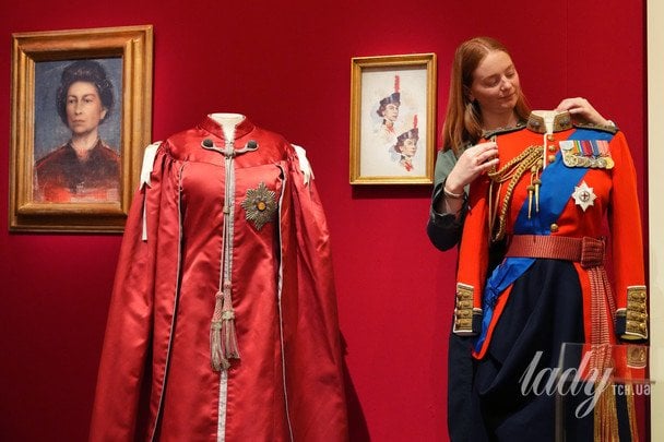 Виставка «Королева Єлизавета II: Її стильне життя» у Лондоні / © Associated Press