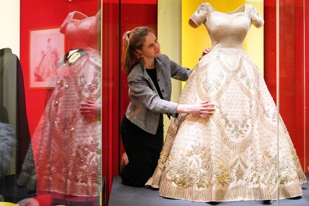 Виставка «Королева Єлизавета II: Її стильне життя» у Лондоні / © Associated Press