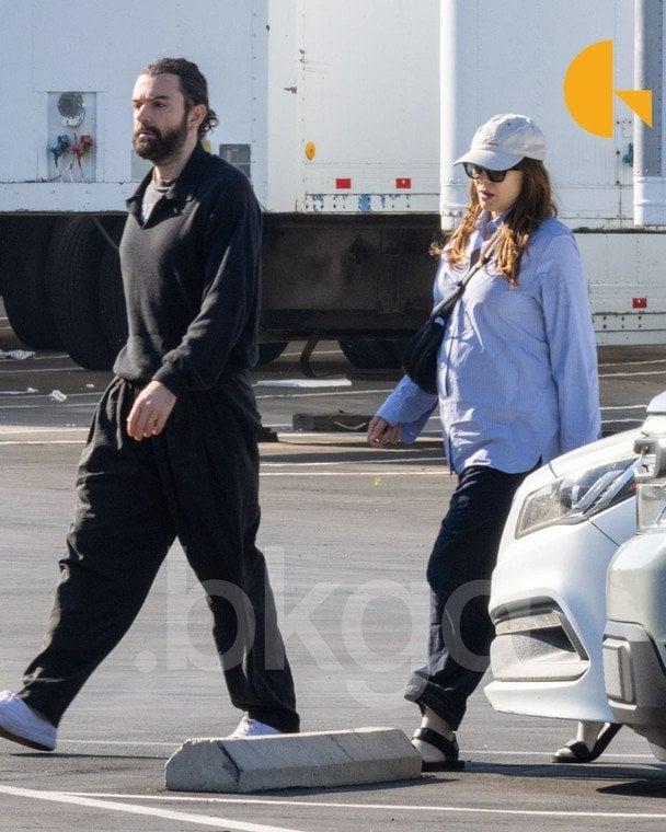 Елізабет Олсен та її чоловік Роббі Арнетт / © BackGrid