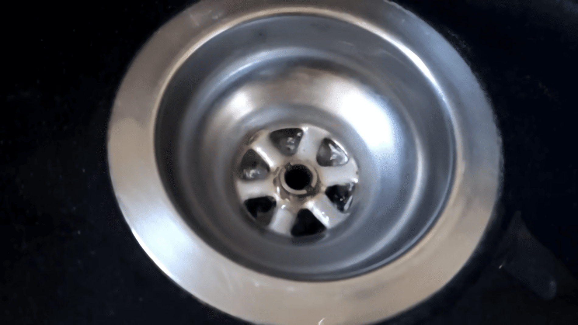 Сантехніки розповіли, як легко та швидко прочистити каналізацію. Фото: YouTubeПРИРОДНЕ ЗДОРОВ'Я