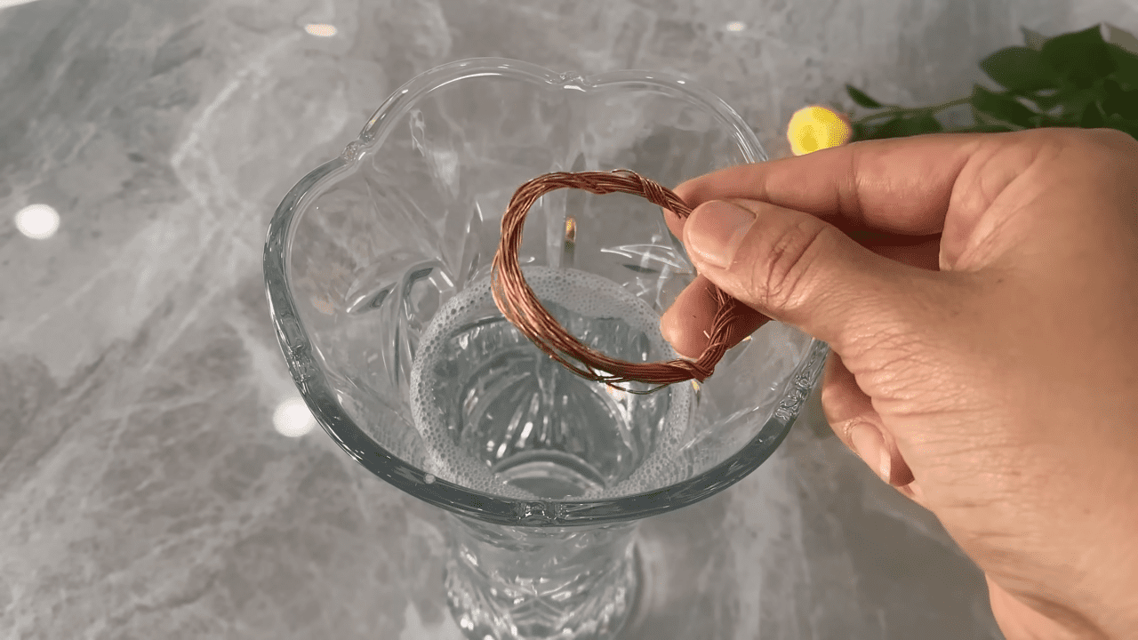 Флористи поділились секретом довгого зберігання букета троянд. Фото: YouTube Life Kreativ