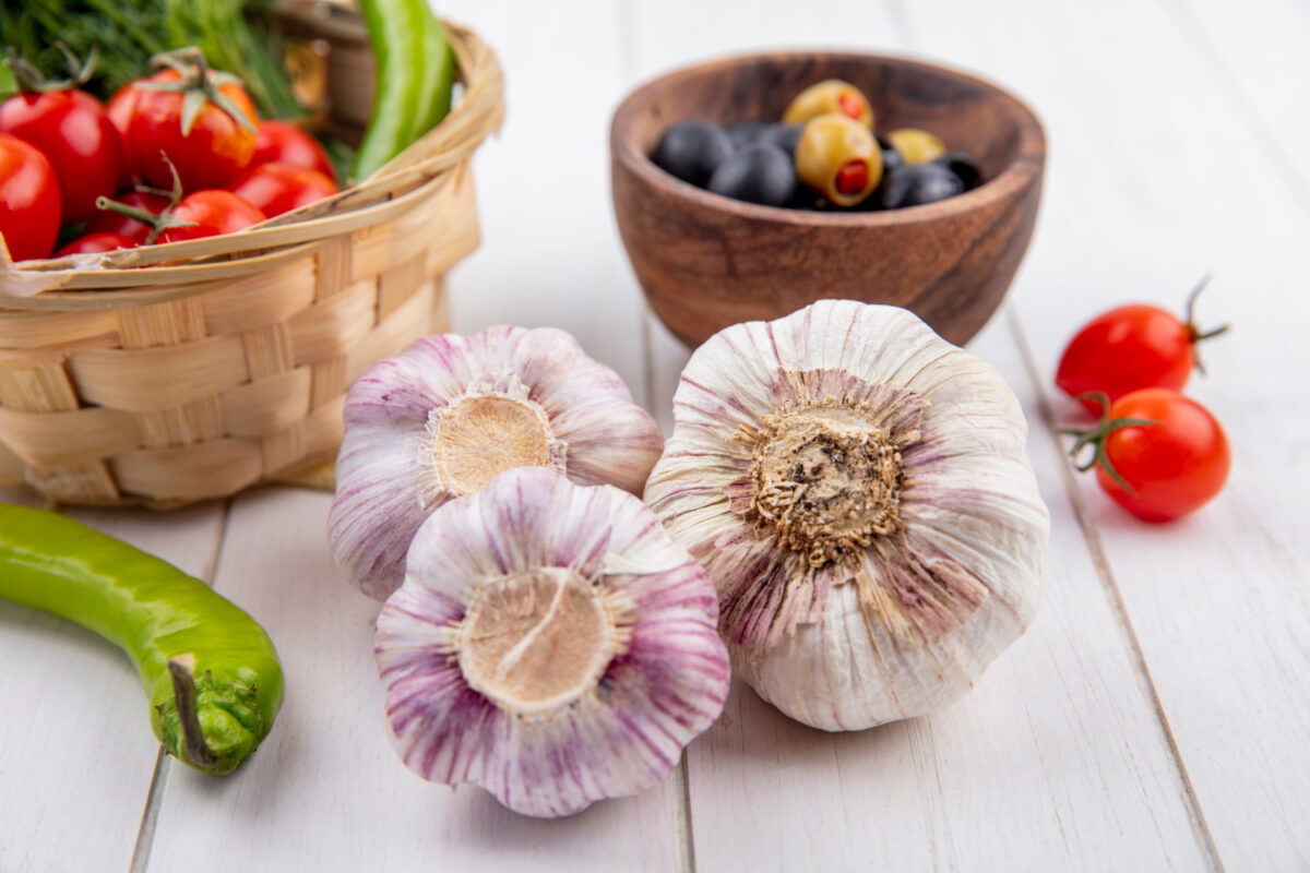 Як та чим підгодувати часник, щоб захистити його від заморозків. Фото: Freepik