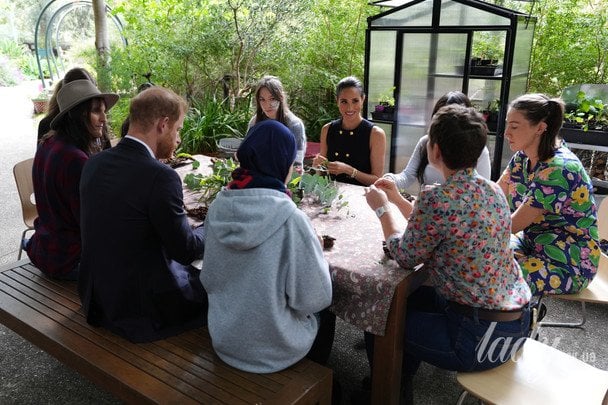 Меган Маркл із жінками з притулку / © Associated Press