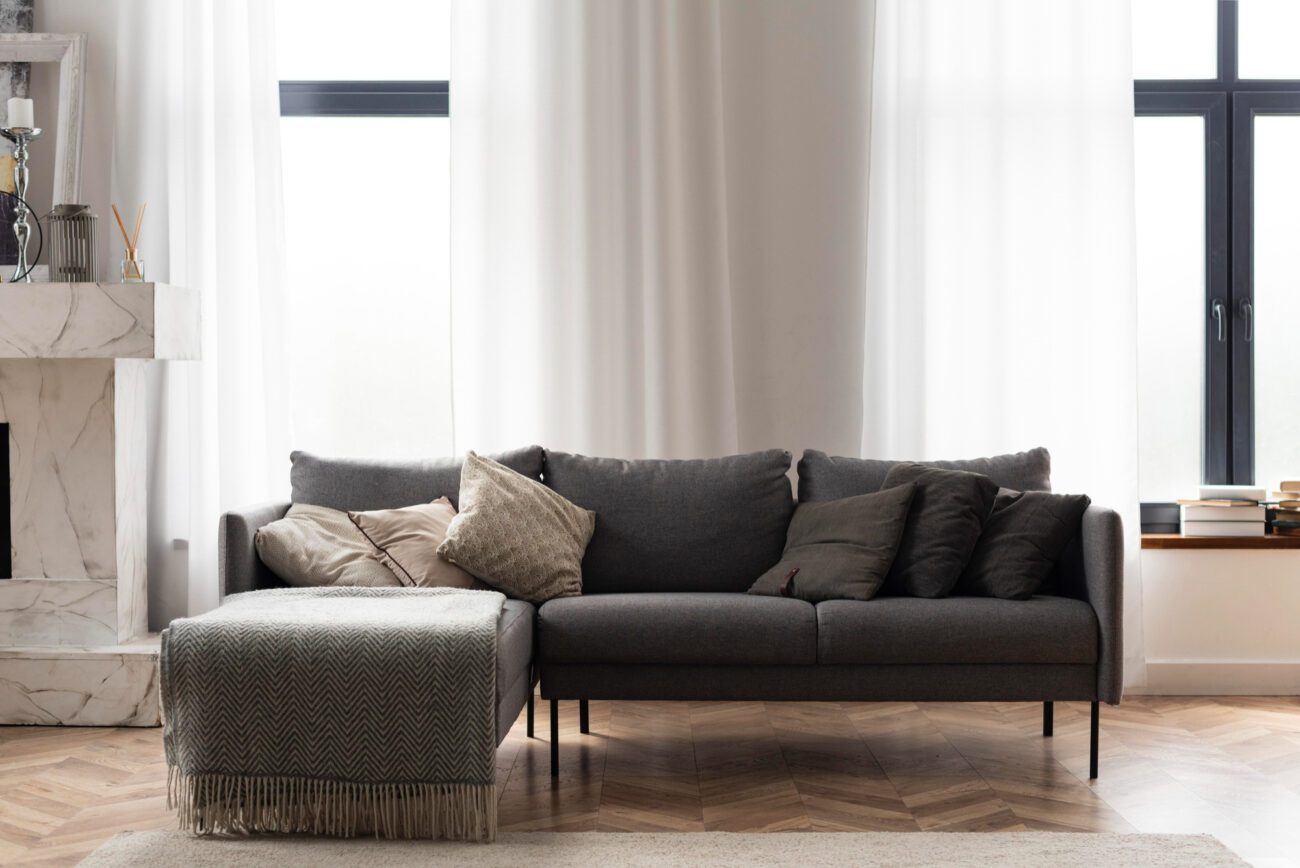 Дизайнери пояснили, де найкраще ставити диван у кімнаті. Фото: Freepik