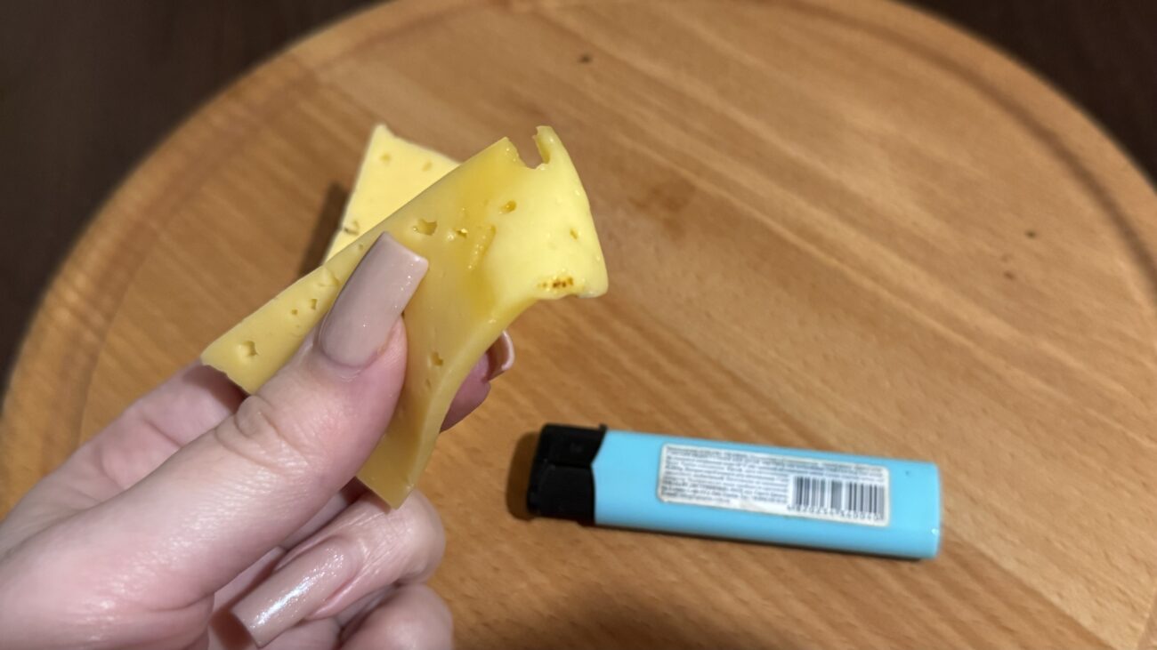 Експерти розповіли, як перевірити сир на наявність пальмової олії у складі. Фото: Добрі новини Експерти розповіли, як перевірити сир на наявність пальмової олії у складі. Фото: Добрі новини