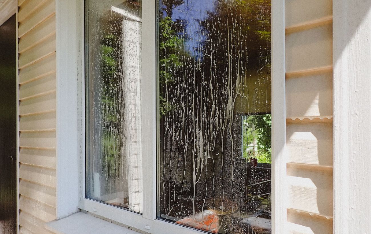 Господині розповіли, як швидко вимити вікна без розводів. Фото: скріншот з відео 