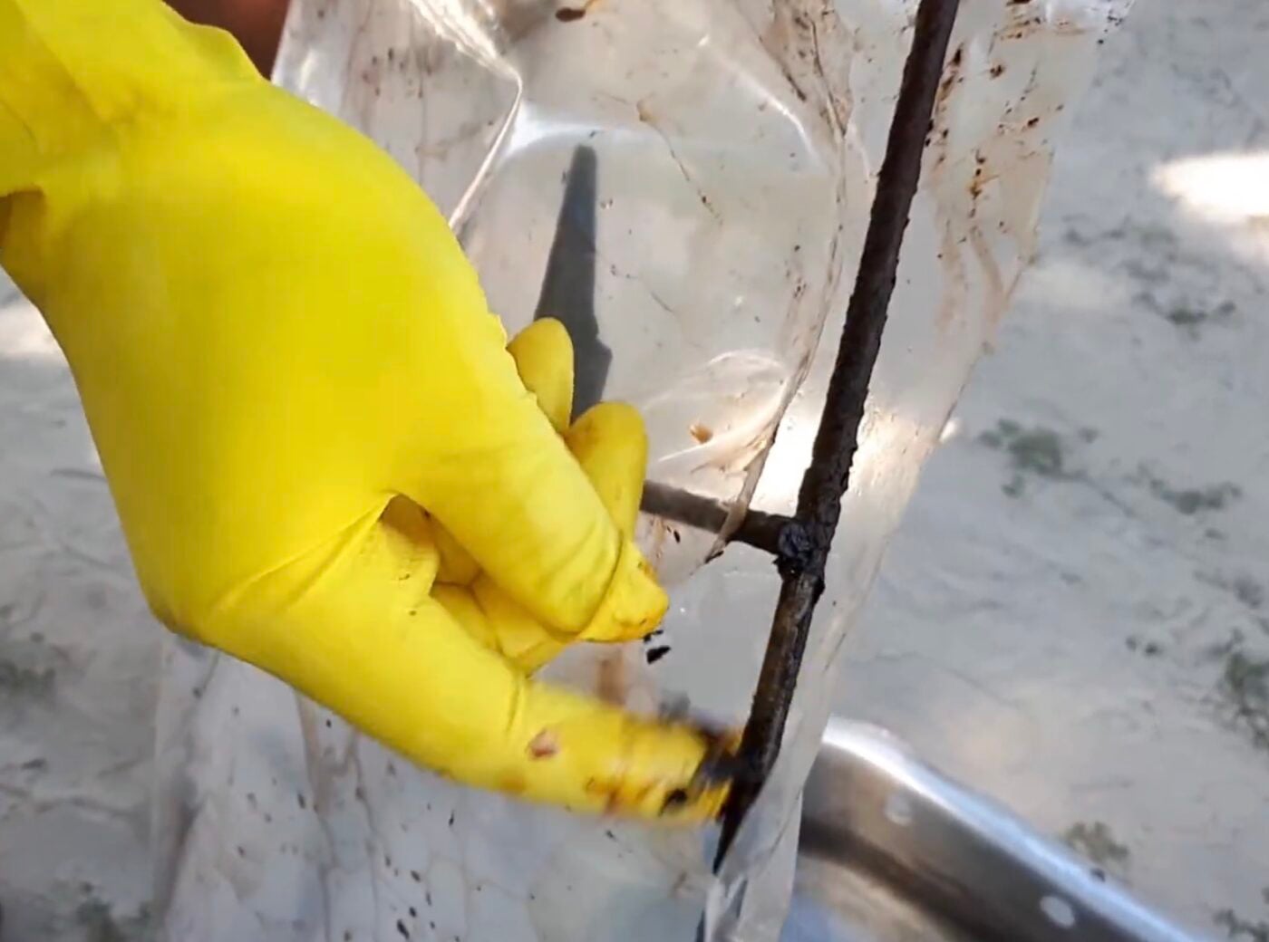 Як просто та дієво відмити решітку плити від жиру. Фото: скріншот з відео