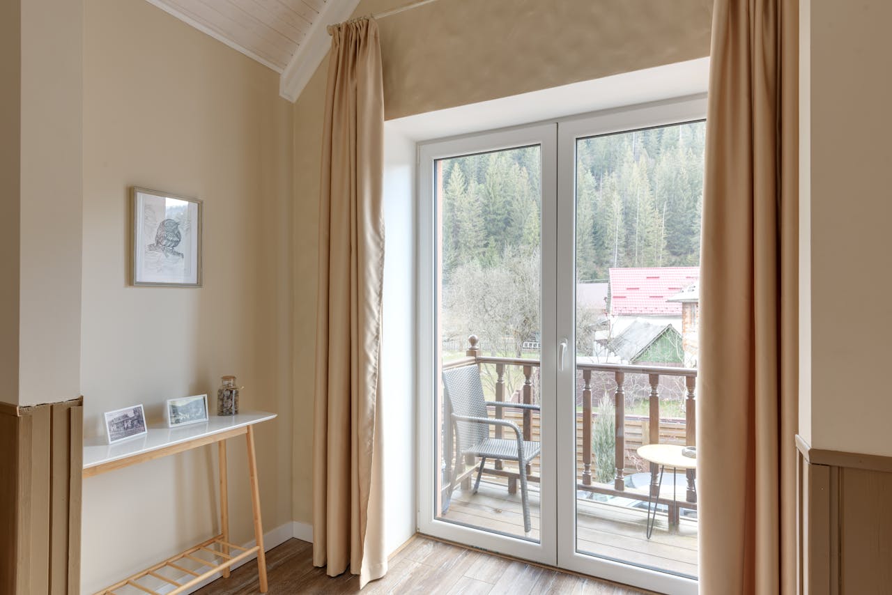 Експерти розповіли, як вимити вікна без розводів за допомогою солоної води. Фото: Pexels