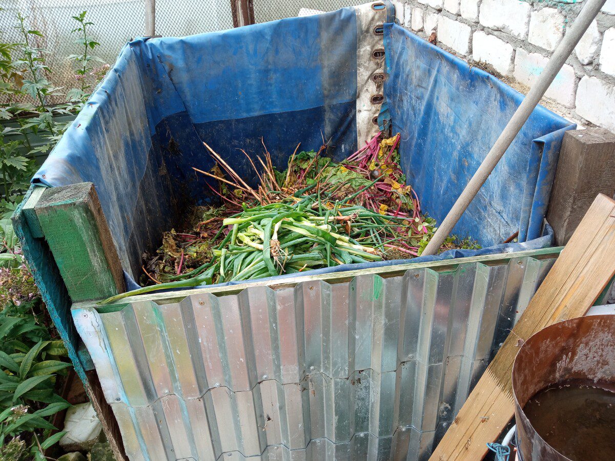 Городники розповіли, що зробити з компостом у квітні. Фото: скриншот з відео