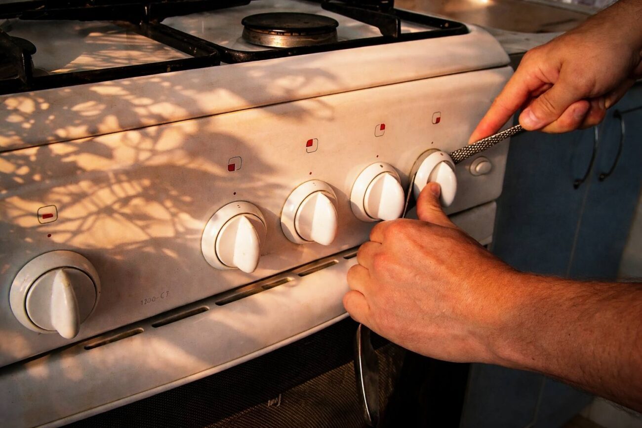 Господині розповіли, як швидко очистити ручки газової плити в домашніх умовах. Фото: Добрі новини