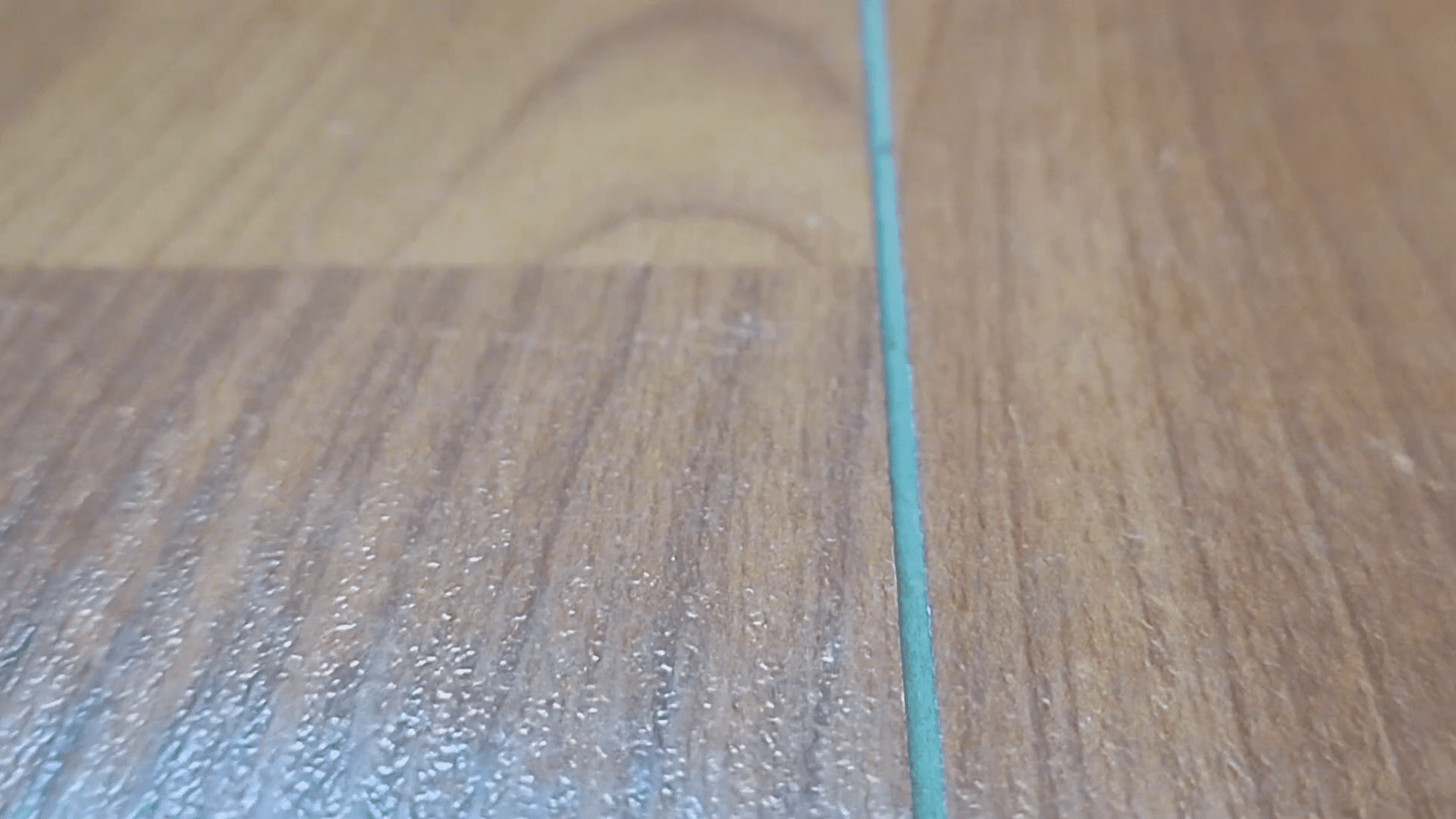 Експерти розповіли, як легко прибрати щілини в ламінаті. Фото: YouTube/Точка Зору 360⁰