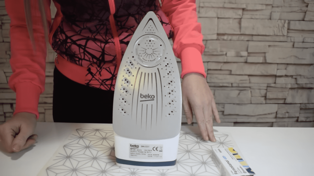 Господині показали, як швидко очистити праску від нагару. Фото:YouTube/Uradi Sama- Ideje za kreativce 