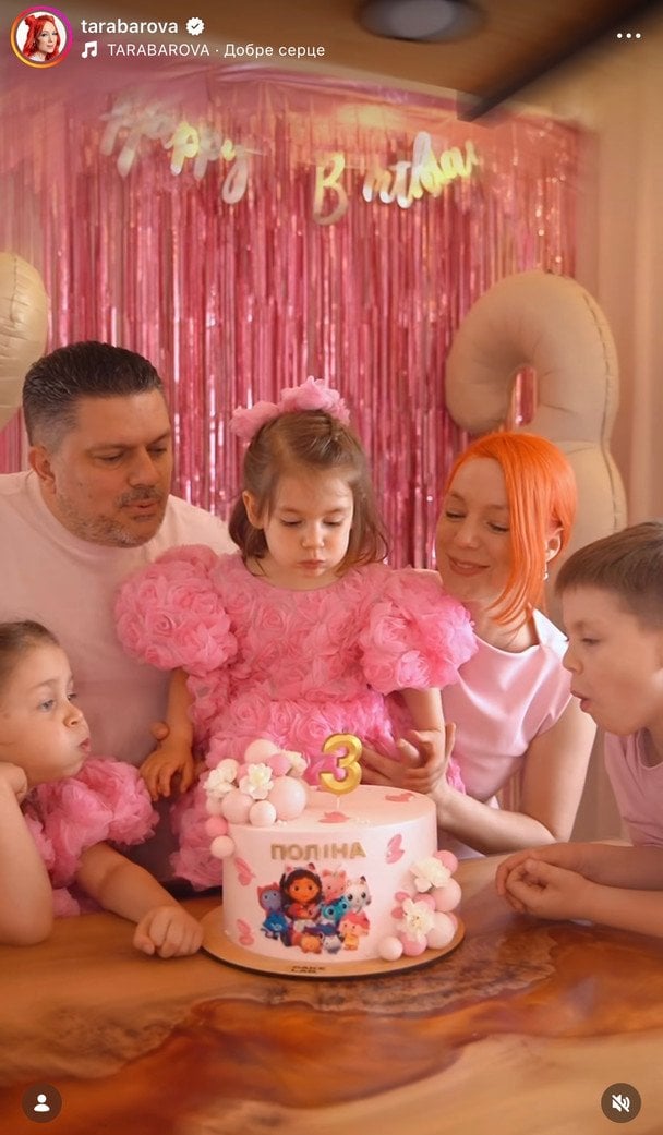 Світлана Тарабарова з чоловіком та дітьми / © instagram.com/tarabarova