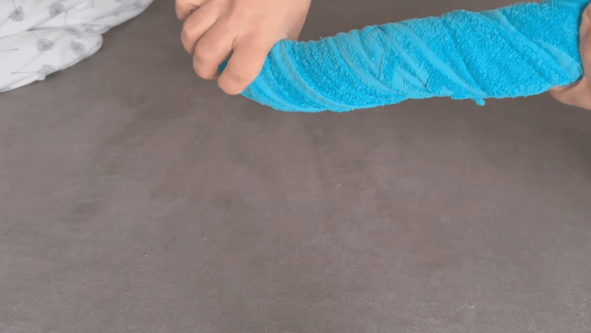 Господині розповіли про простий спосіб швидко висушити одяг. Фото: YouTube/Smart Fox