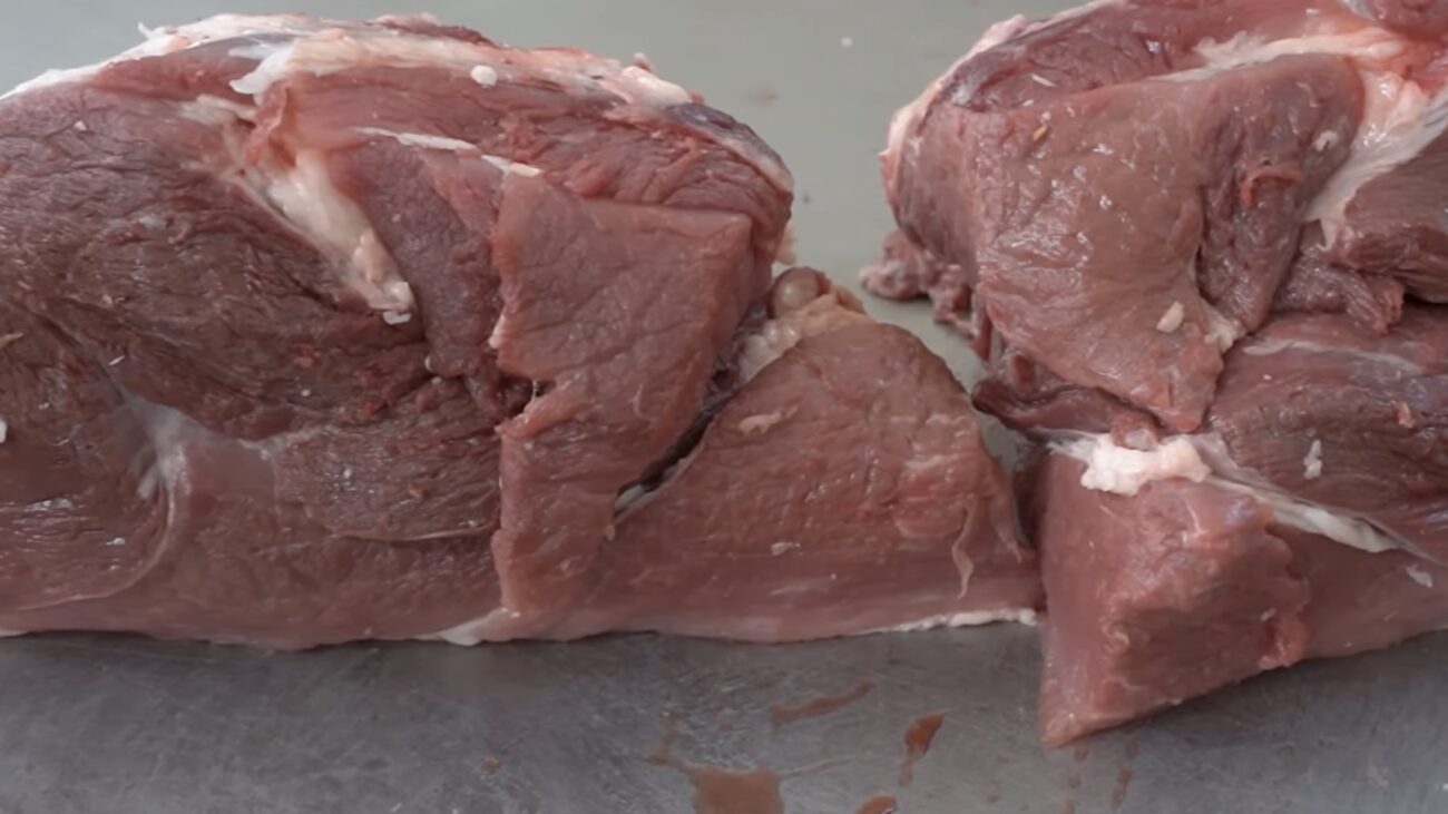Господині розповіли, яку частину свинини краще взагалі не купувати. Фото: YouTube Телеканал ВІТА 