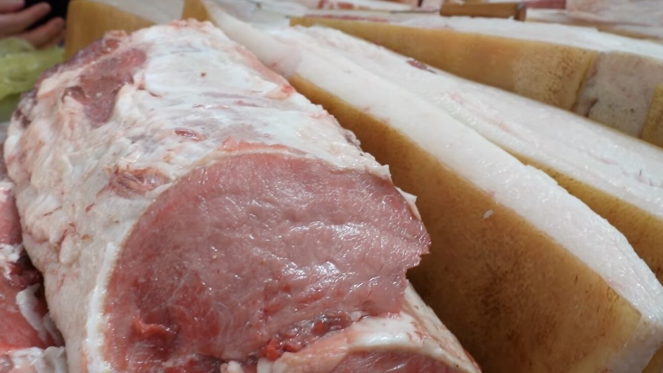 Господині розповіли, яку частину свинини краще взагалі не купувати. Фото: YouTube Телеканал ВІТА 