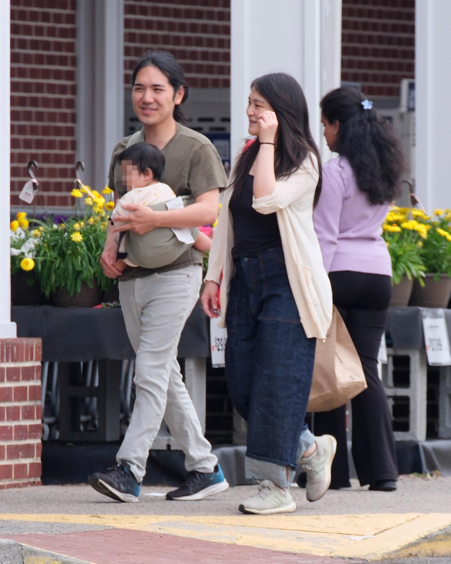 Принцеса Мако, яка відмовилася від королівського статусу, потрапила в об’єктиви папараці з чоловіком та дитиною