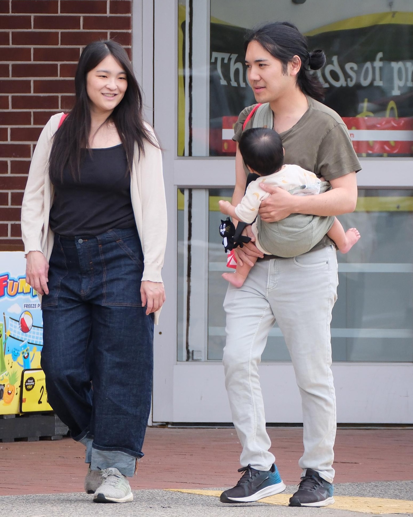 Принцеса Мако, яка відмовилася від королівського статусу, потрапила в об’єктиви папараці з чоловіком та дитиною