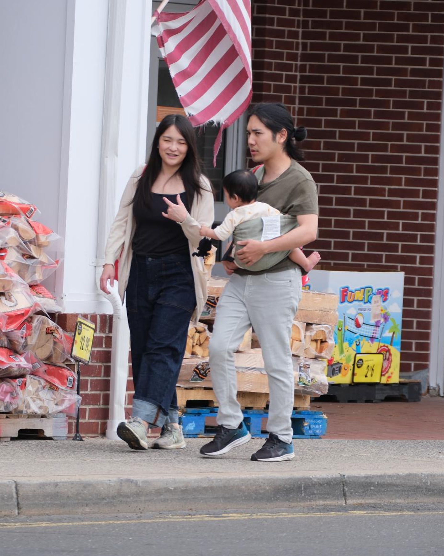 Принцеса Мако, яка відмовилася від королівського статусу, потрапила в об’єктиви папараці з чоловіком та дитиною