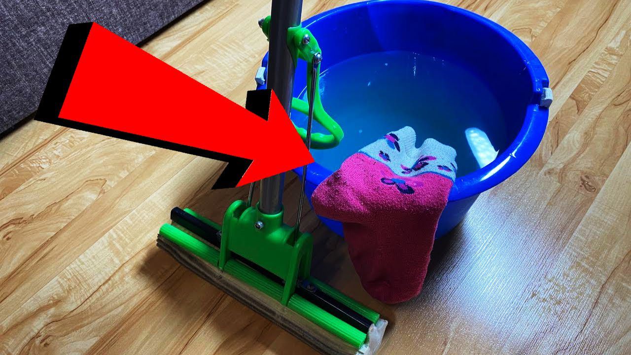 Господині розповіли лайфхаки, де можна використовувати діряві шкарпетки. Фото: скріншот з відео 