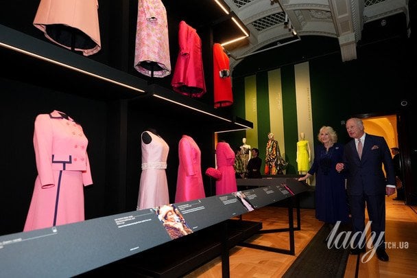 Король Чарльз III і королева Камілла на виставці в Букінгемському палаці / © Associated Press