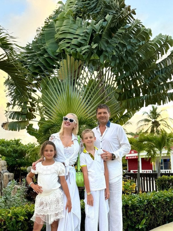 Катерина Бужинська з чоловіком та дітьми / © instagram.com/buzhynska