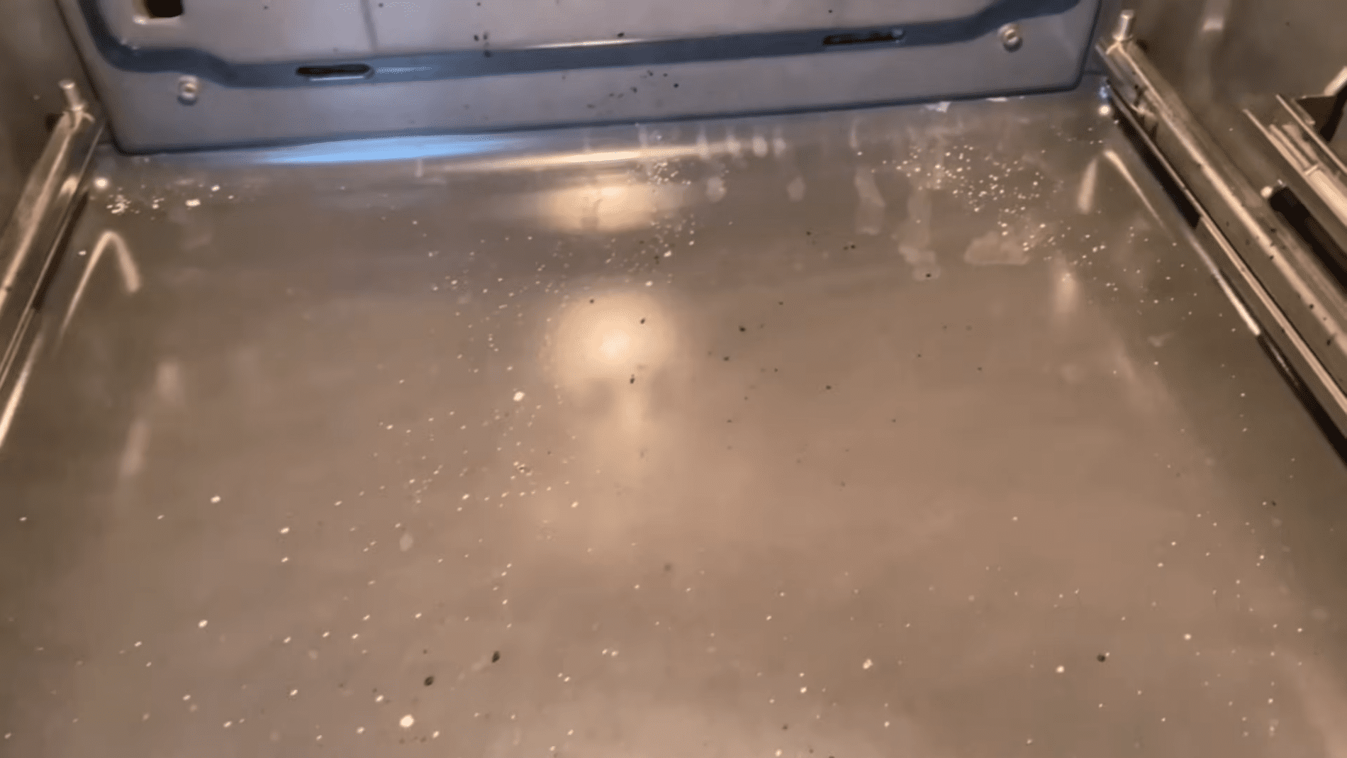 Господині назвали ефективний спосіб очистити духовку без зайвих зусиль Фото: YouTube/Smart Fox