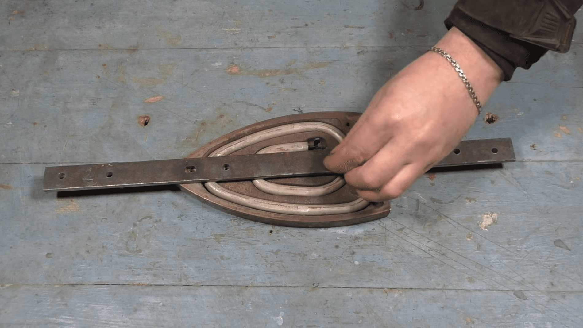 Експерти розповіли про цікаву саморобку зі старої праски. Фото: YouTube/Musiy4uk