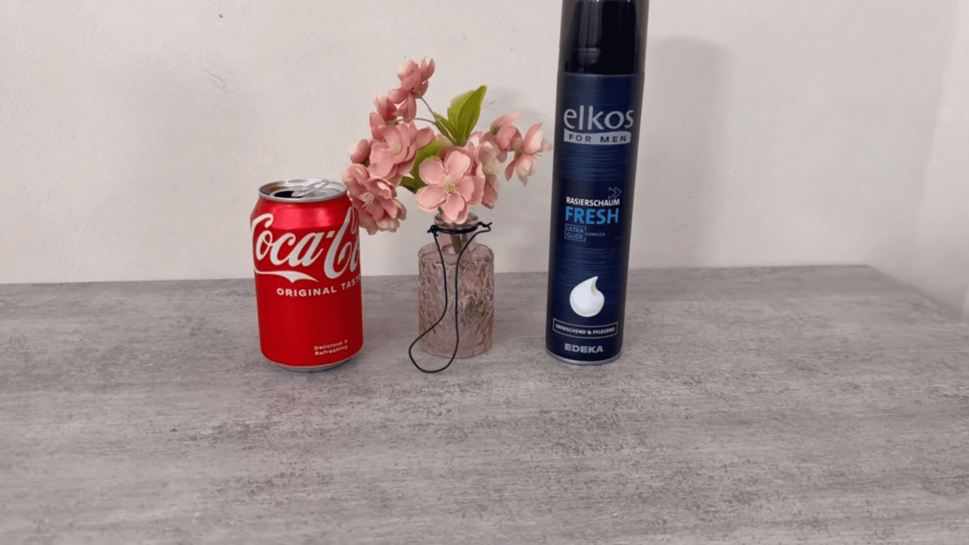 Господині розповіли, як швидко почистити унітаз та позбутися неприємних запахів. Фото: YouTube/Smart Fox