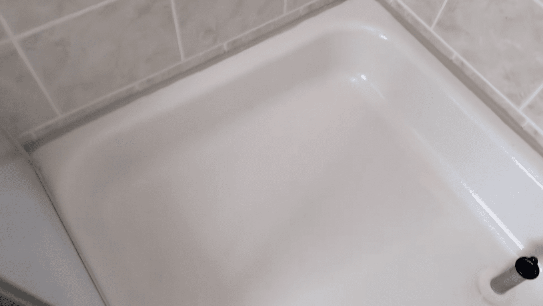 Експерти розповіли, як легко очистити душову кабіну та ванну. Фото: YouTube/Smart Fox