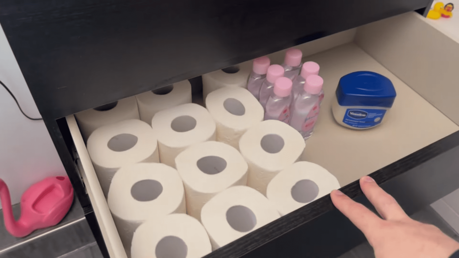 Експерти розповіли, як зробити освіжувач з туалетного паперу. Фото: YouTube/Smart Fox