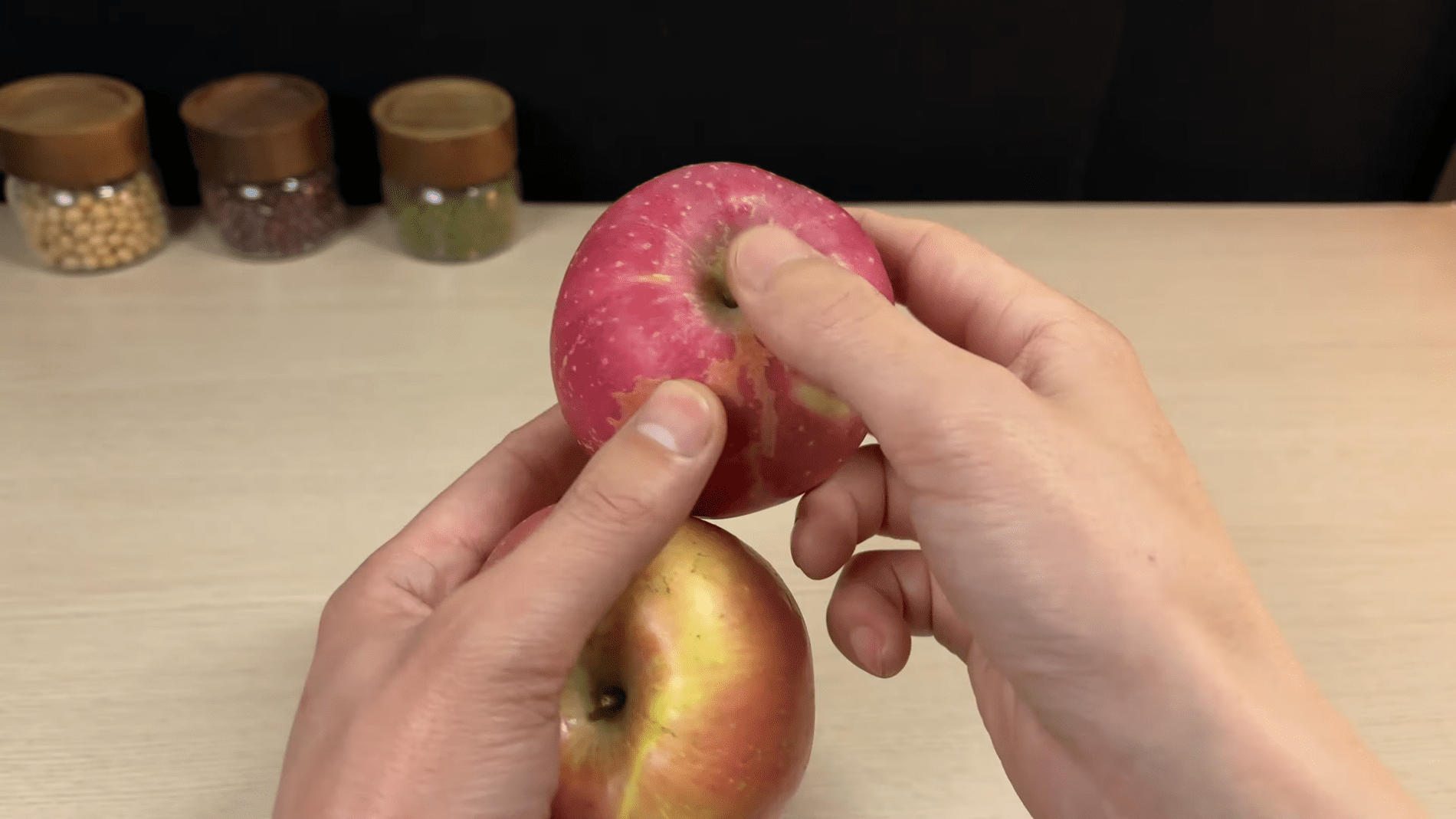 Експерти розповіли, як обрати якісні яблука на базарі. Фото: YouTube/Містер Розумний