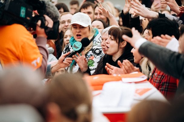 Кадр зі знімань "Караоке на Майдані"