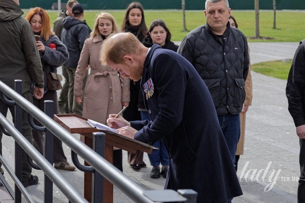 Принц Гаррі, герцог Сассекський, підписує гостьову книгу під час відвідин Національного військового меморіального цвинтаря у Києві, квітень 2026 року / © Getty Images