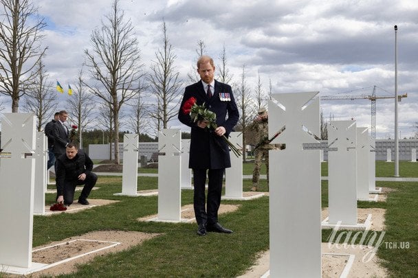 Принц Гаррі під час відвідин Національного військового меморіального цвинтаря у Києві / © Getty Images