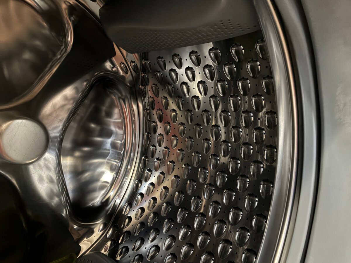 Експерт розповів, які помилки у налаштуванні пральної машини псують речі. Фото: Добрі Новини