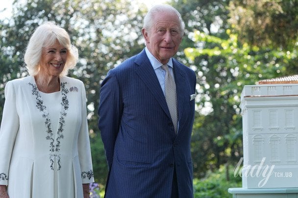 Королева Камілла та король Чарльз у саду / © Associated Press