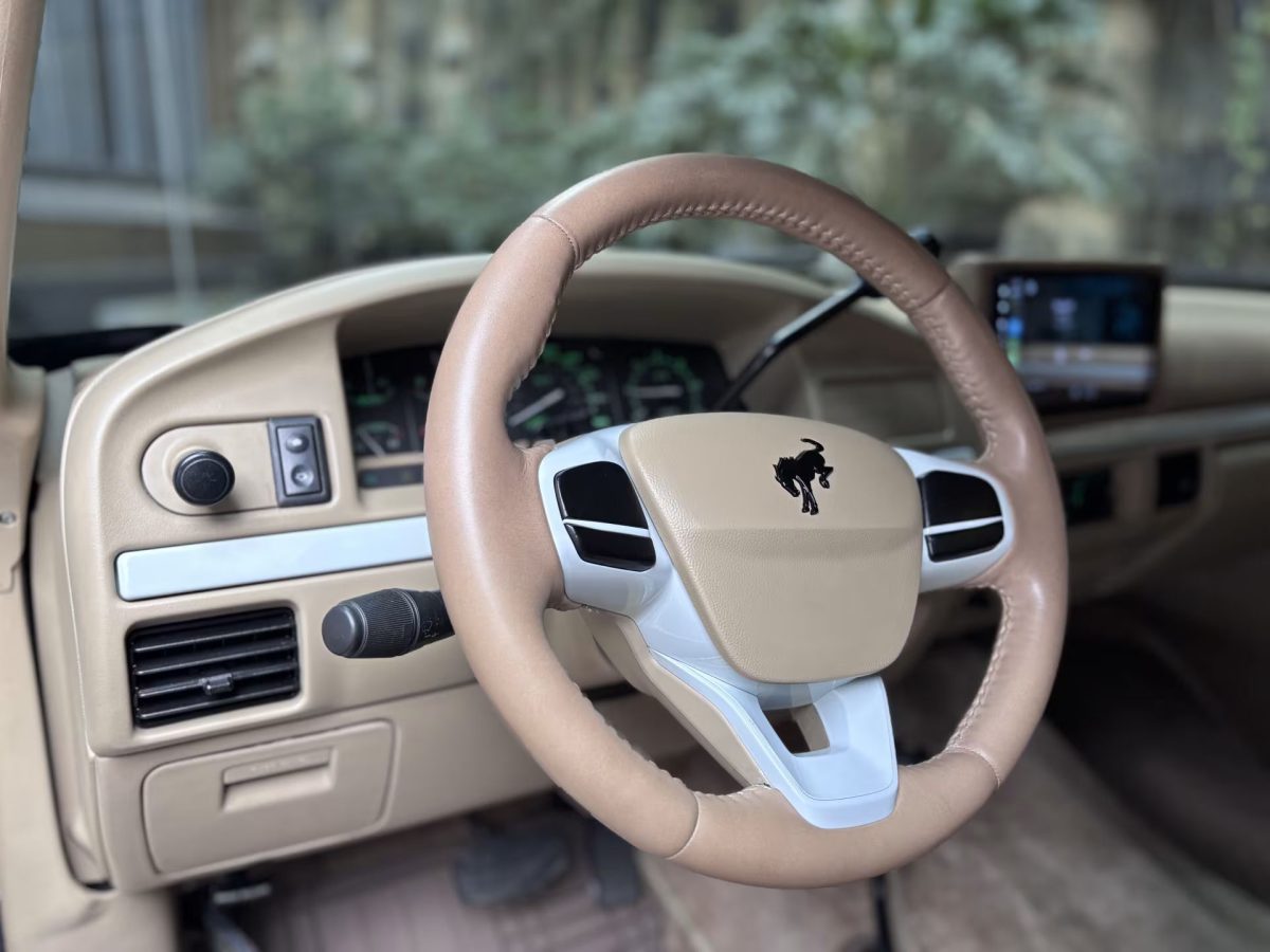 Ефектний рестомод Ford Bronco 1994 року: сучасний дизайн та таємничий V8 - фото 1