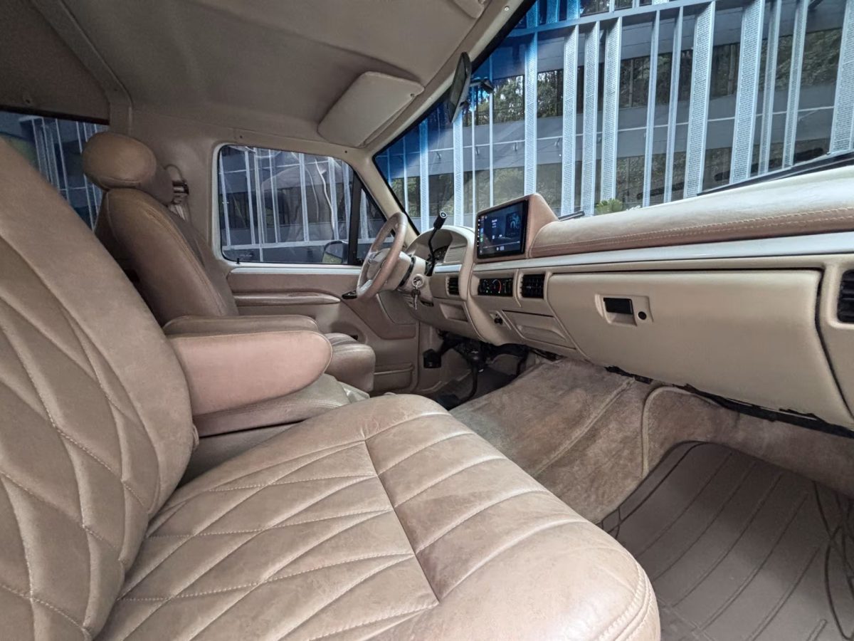 Ефектний рестомод Ford Bronco 1994 року: сучасний дизайн та таємничий V8 - фото 2