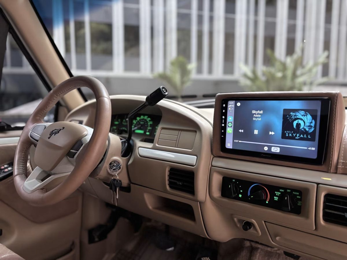 Ефектний рестомод Ford Bronco 1994 року: сучасний дизайн та таємничий V8 - фото 3