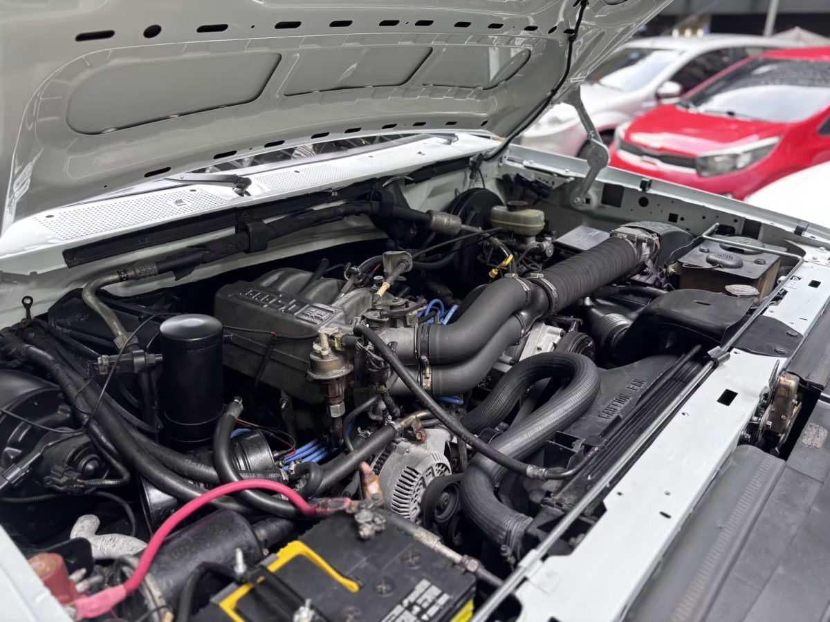 Ефектний рестомод Ford Bronco 1994 року: сучасний дизайн та таємничий V8 - фото 6