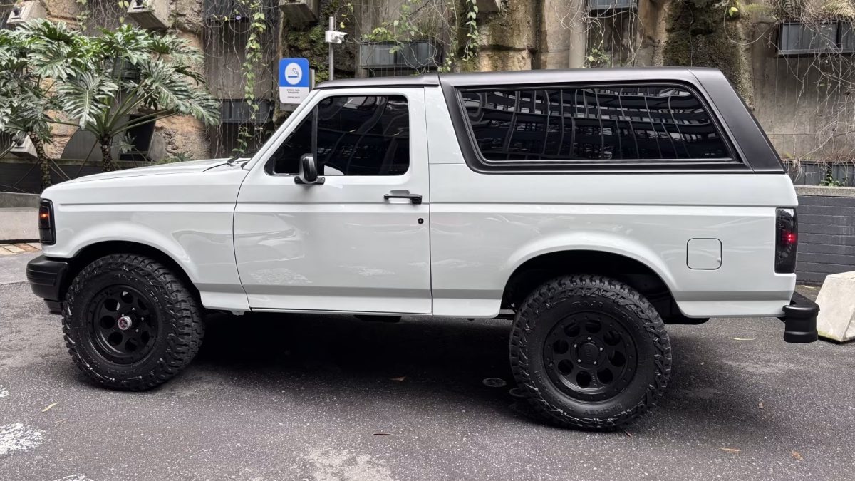 Ефектний рестомод Ford Bronco 1994 року: сучасний дизайн та таємничий V8 - фото 8
