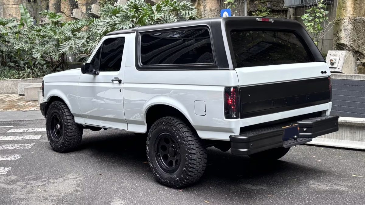 Ефектний рестомод Ford Bronco 1994 року: сучасний дизайн та таємничий V8 - фото 7