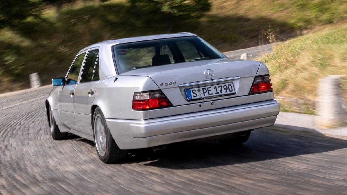Останній випущений Mercedes-Benz W124 E 500 зберігся у стані нового авто: історія унікальної моделі - фото 1